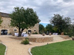 La terrasse d'honneur du Domaine pour votre mariage en Aveyron