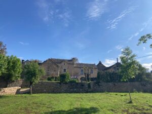 Les extérieurs du gîte de la Fontaine - Blayac - Aveyron