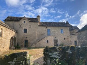 Les extérieurs du gîte de la Fontaine - Blayac - Aveyron