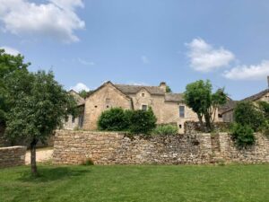 Les extérieurs du gîte de la Fontaine - Blayac - Aveyron