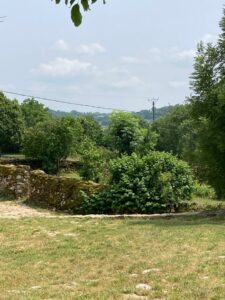 Les extérieurs du gîte de la Fontaine - Blayac - Aveyron