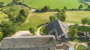 Les extérieurs du gîte du Domaine de Soussuéjouls - Aveyron