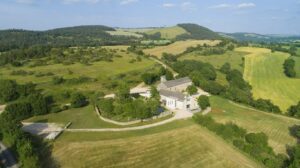 Les extérieurs du gîte du Domaine de Soussuéjouls - Aveyron