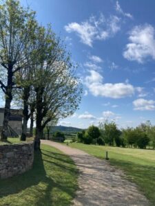 Les extérieurs du gîte du Domaine de Soussuéjouls - Aveyron